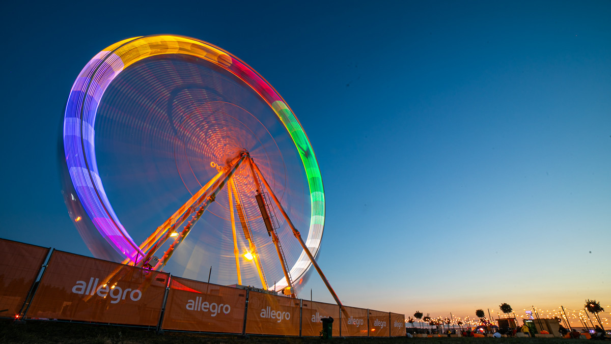 Strefa Allegro to od kilku lat stały element Pol’and’Rock Festival 2021. Nie mogło jej również zabraknąć w tym roku. Była to największa strefa na festiwalu - miała powierzchnię ponad 420 m2! Na uczestników czekało wiele niezwykłych atrakcji, m.in. takich jak koło młyńskie, strefa relaksu, gdzie każdy mógł znaleźć upragniony cień oraz tor przeszkód Allegro Lokalnie.