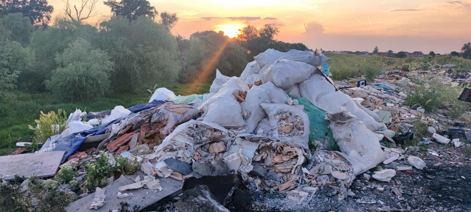 Divlja deponija na nasipu u Kotežu 
