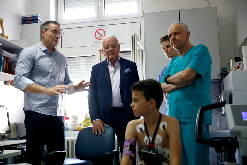 Doktor Vukomanović i direktor Radojičić zahvalili Ivkoviću na donaciji 