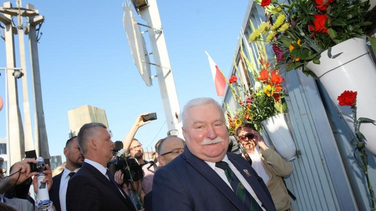 Reprezentanci PiS w Sejmiku Województwa Pomorskiego chcą zmiany nazwy lotniska w Gdańsku. - Lech Wałęsa nie powinien być już patronem – przekonują, a w wydanym w tej sprawie oświadczeniu powołują się na ostatnie badania IPN i internetowe sondaże. Kontroświadczenie przygotowali politycy PSL, a przeciwni zmianom są także politycy PO.