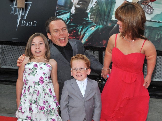 Warwick Davis z rodziną