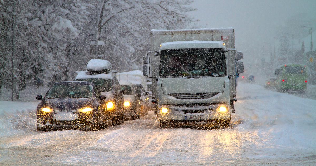  Śnieg zasypał linie i zasłonił znaki. Jak się zachować w takiej sytuacji? Jaki mandat za nieprzestrzeganie niewidocznych znaków?