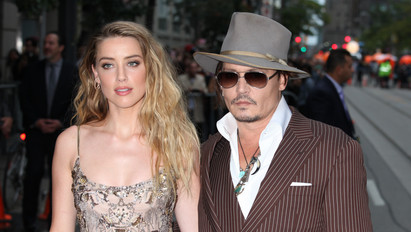 Kezdetét vette Johnny Depp és Amber Heard 50 millió dolláros rágalmazási pere – Fotók a helyszínről