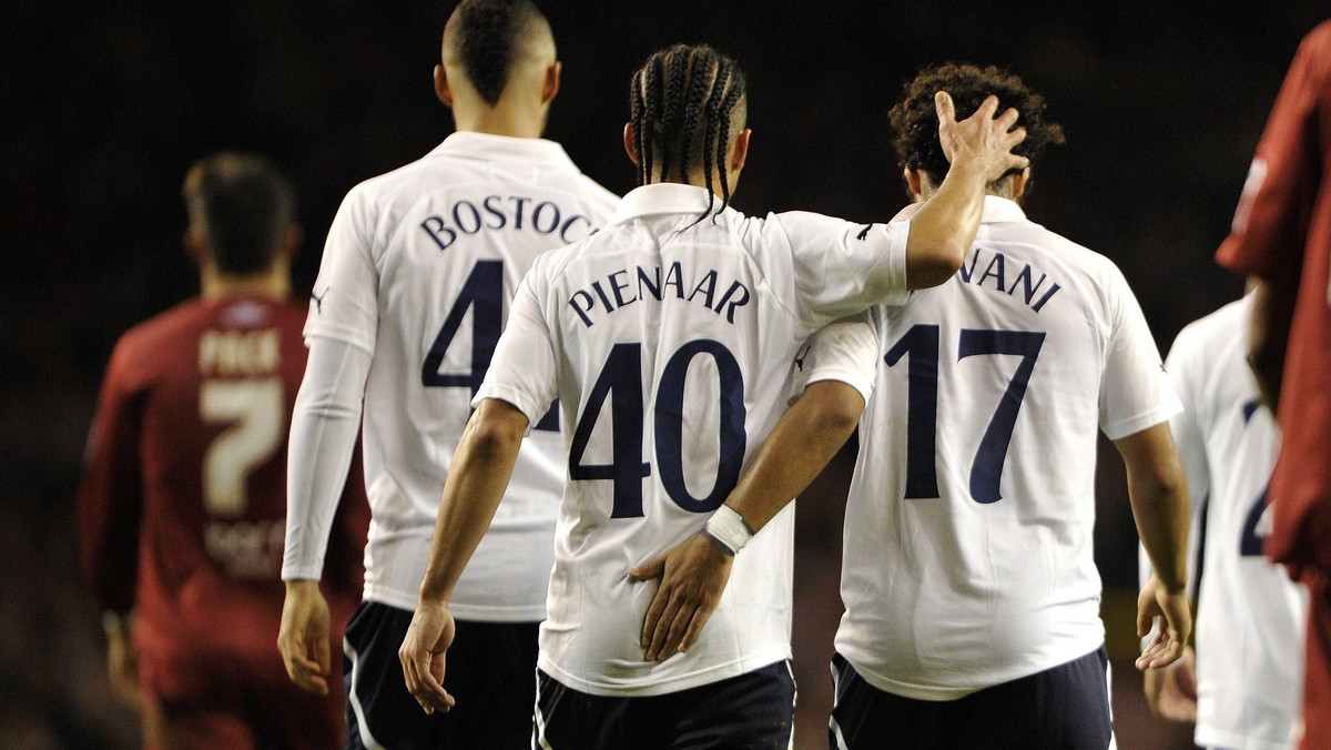 Tottenham Hotspur uzyskał pewny awans do IV rundy Pucharu Anglii, pokonując na własnym boisku Cheltenham 3:0 (2:0). W innym meczu gola zdobył Polak - Adrian Cieślewicz z Wrexham AFC.