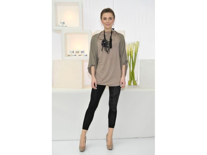Skromniejsza Halinka Mlynkova: w spodniach i beżach, lecz nieodmiennie podkreślająca zgrabne nogi