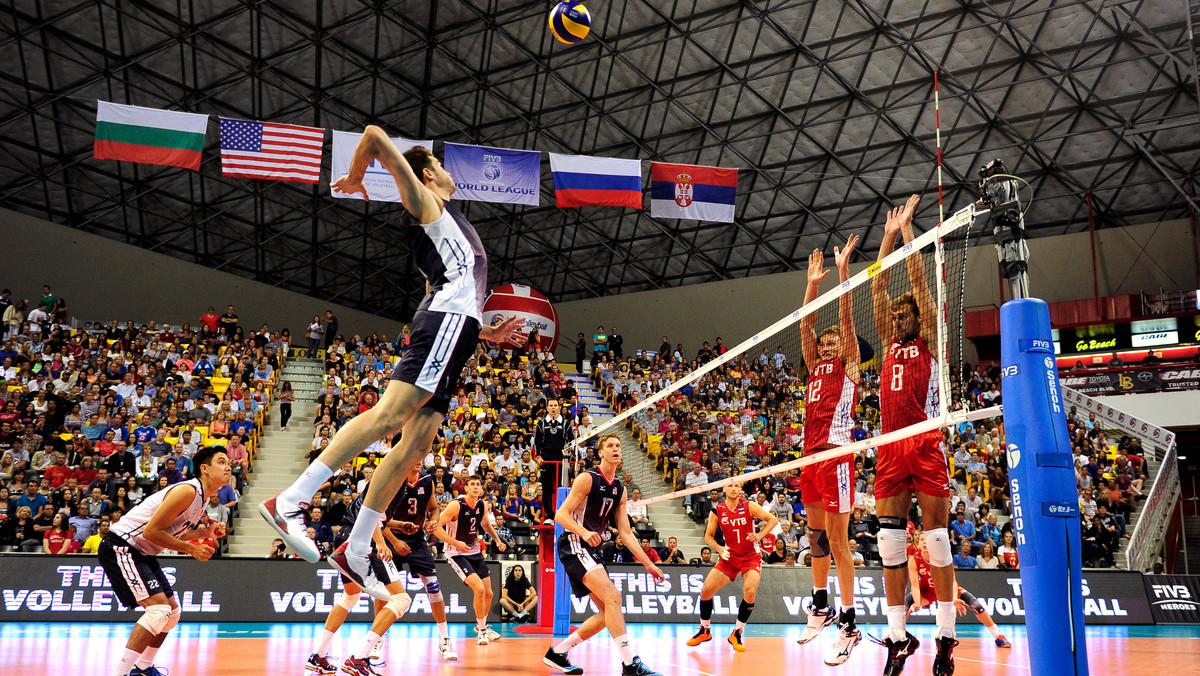 Mistrz olimpijski i mistrz Europy, reprezentacja Rosji, jest wciąż bez zwycięstwa w XXV edycji Ligi Światowej. Obrońcy trofeum ulegli po raz drugi w Long Beach Amerykanom, tym razem 0:3 (19:25, 23:25, 17:25). Była to ich czwarta kolejna porażka w rozgrywkach.