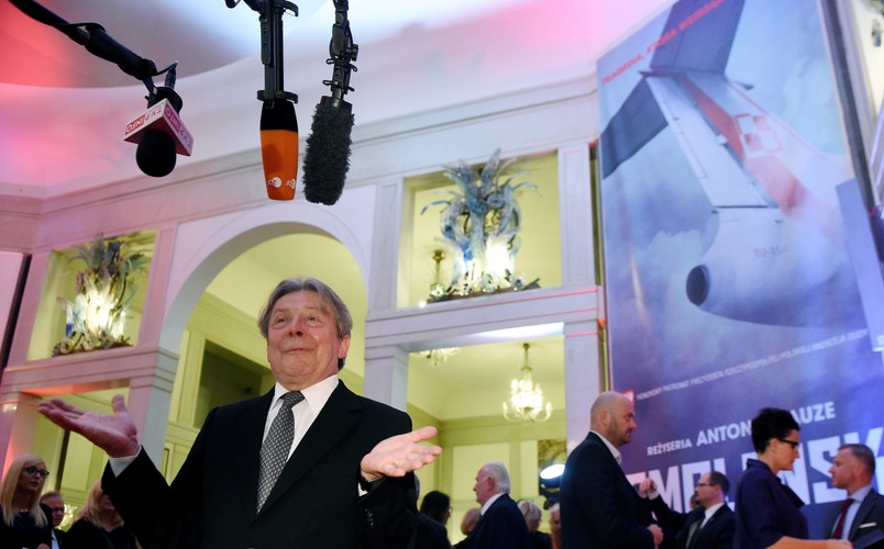 Aktor Lech Łotocki przed uroczystą premierą filmu 'Smoleńsk'