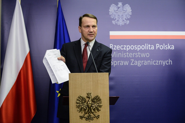 Minister spraw zagranicznych Radosław Sikorski podczas konferencji po powrocie z Ukrainy