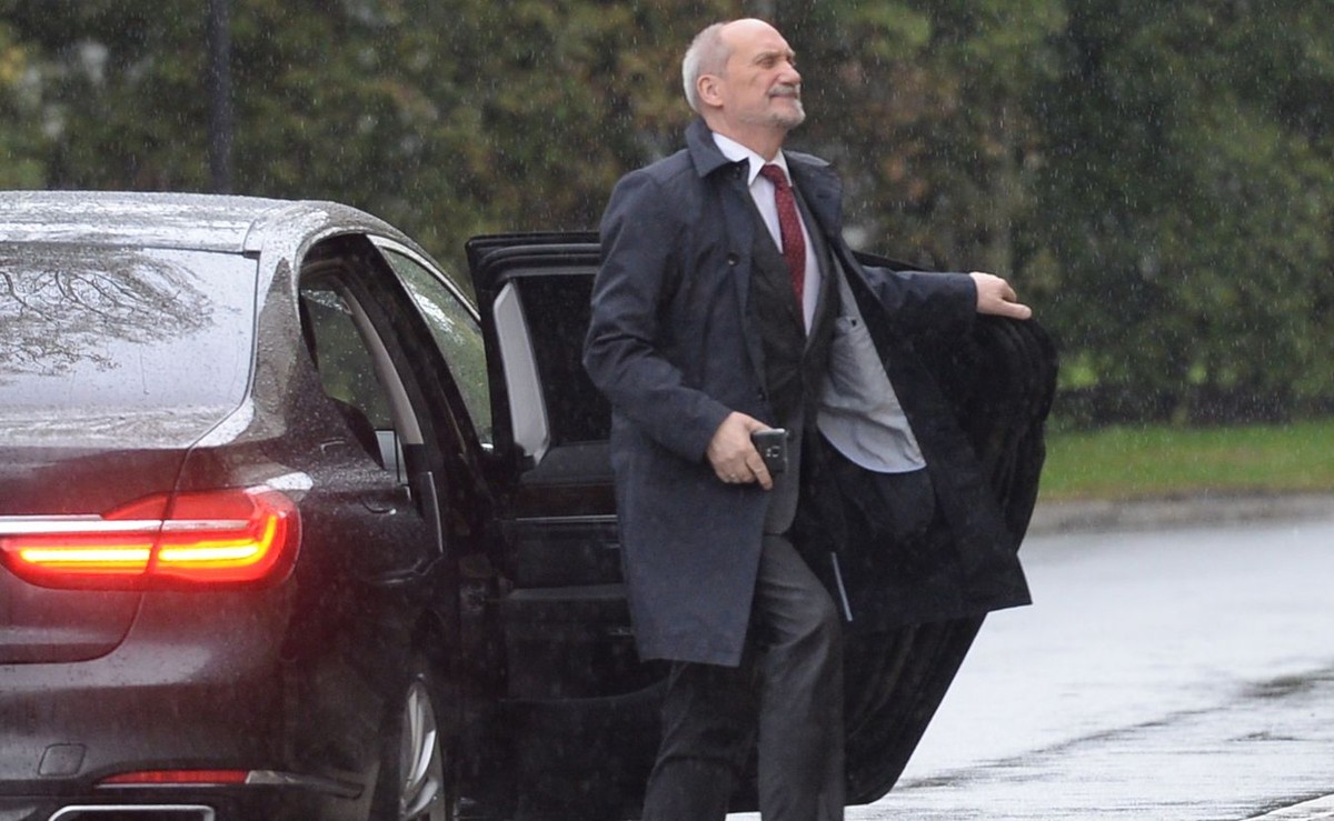 Największym wizerunkowym obciążeniem dla rządu jest minister Antoni Macierewicz - wśród najsłabszych ministrów wymieniło go 47 proc. badanych