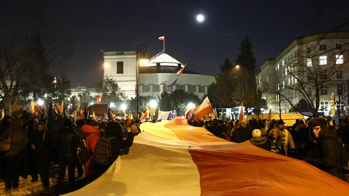 Poland: KOD protest at Sejm