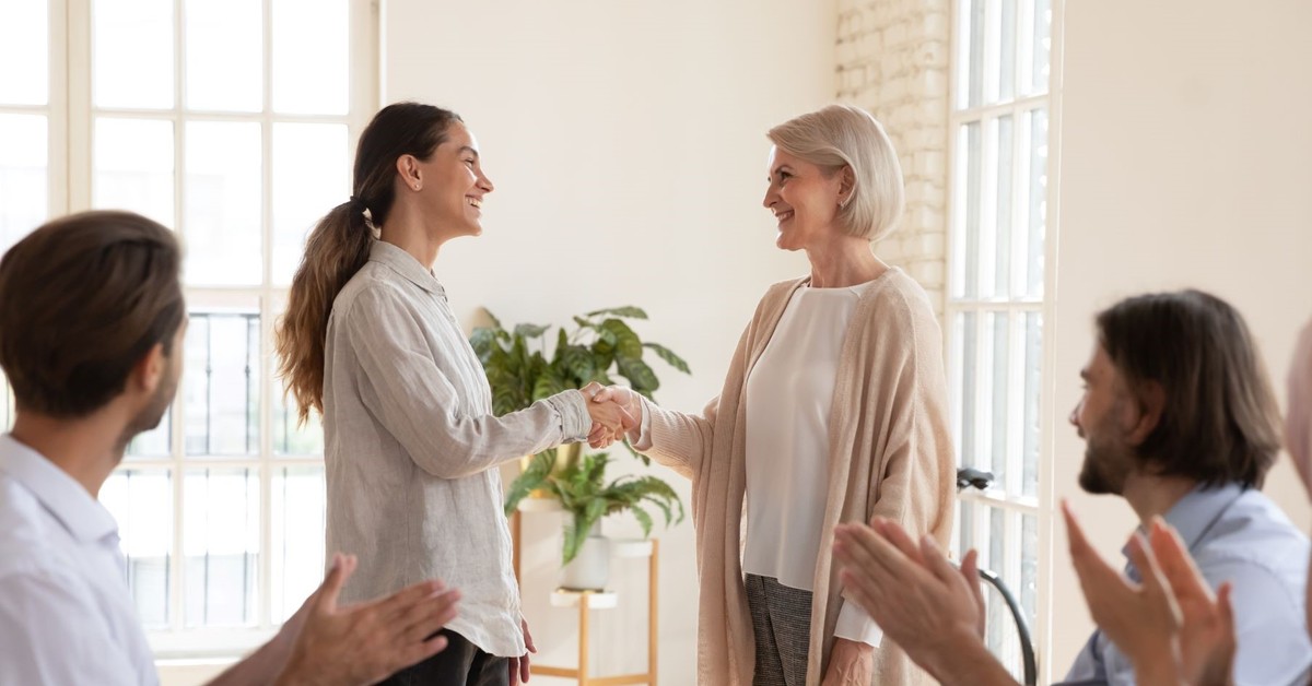 Nagroda jubileuszowa za 40 lat pracy w budżetówce 2025. choćby 400% wynagrodzenia za staż pracy, a dla niektórych wysokość nagród idzie w górę