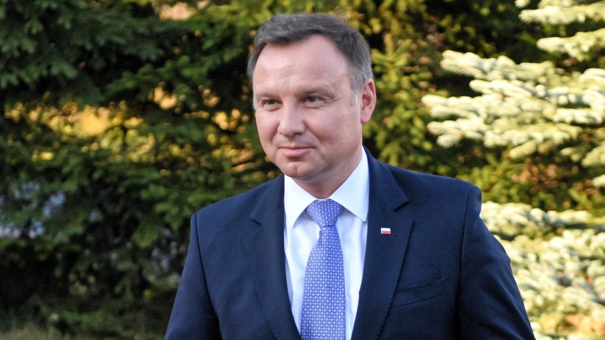 Z nieoficjalną wizytą do Nowego Sącza przyjechał dziś Andrzej Duda. Prezydent przybył na miejscowy cmentarz komunalny w towarzystwie Arkadiusza i Iwony Mularczyków - informuje portal sadeczanin.info.