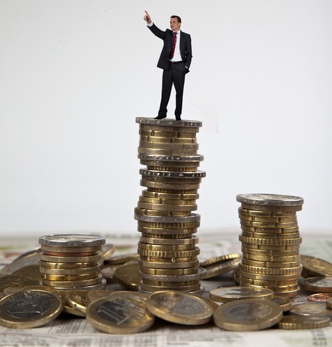 Nie da się prowadzić własnego biznesu bez korzystania z pomocy polskich urzędów (np. potwierdzając profil zaufany ePUPAP czy dokonując korekty zapisów w którymś z podatkowych formularzy). Aż 43% ankietowanych uważa, że najczęściej spotykanym w urzędzie absurdem jest wciąż biurokracja i „papierologia”, a 28% - niewiedza urzędników i frustrujące odsyłanie „od okienka do okienka”. Mimo, iż 74% Polaków ma dostęp do Internetu**, z urzędem bardzo trudno skomunikować się mailowo czy telefonicznie, na co wskazuje 13% respondentów. Kolejne 7% skarży się na długi czas oczekiwania na decyzję w zgłoszonej przez siebie sprawie, a 6% na niekorzystne godziny otwarcia urzędów. Nie ma bowiem ani jednego dnia, w którym można by skorzystać z pomocy polskiego urzędnika po godzinie 17.00. Na szczęście niewiele, bo zaledwie 3% przedsiębiorców wspomina o uprzejmości i kolejkach, co oznacza, że w większości polskich urzędów petenci traktowani są z szacunkiem i zrozumieniem. **dane pochodzą z dokumentu wydanego przez GUS 