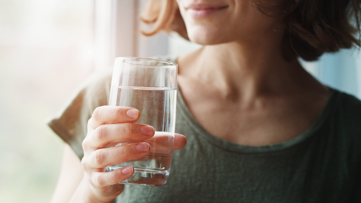 Pijesz wodę butelkowaną? Poznaj różnice między wodą źródlaną, leczniczą i stołową