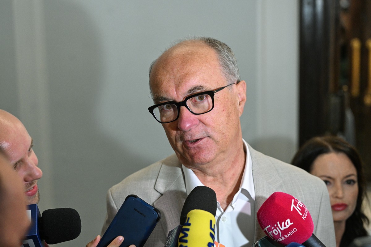 Wicemarszałek Sejmu, współprzewodniczący Nowej Lewicy Włodzimierz Czarzasty podczas wypowiedzi na korytarzu Sejmu w Warszawie.