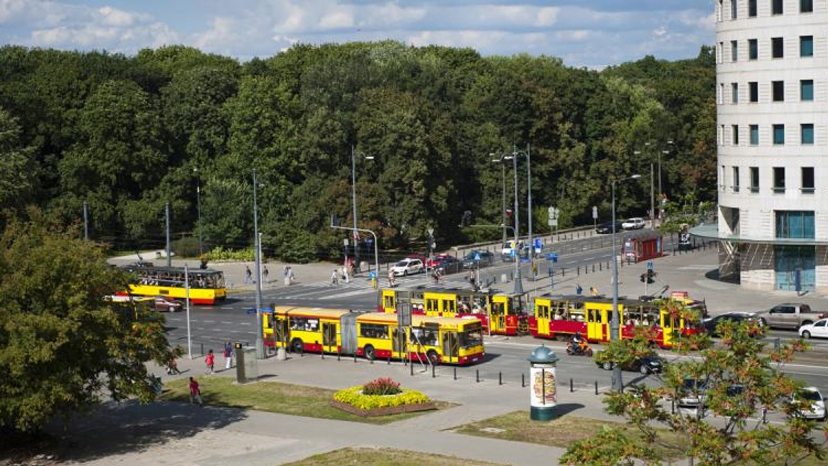 Rzadziej kursujące metro i niektóre tramwaje, zawieszenie kilku linii autobusowych, ale też dodatkowa linia tramwajowa dla nadwiślańskich plażowiczów i częstsze kursy autobusów nad Zalew Zegrzyński – to tylko niektóre wakacyjne zmiany w stołecznej komunikacji miejskiej. Wchodzą w życie już od soboty, 28 czerwca.