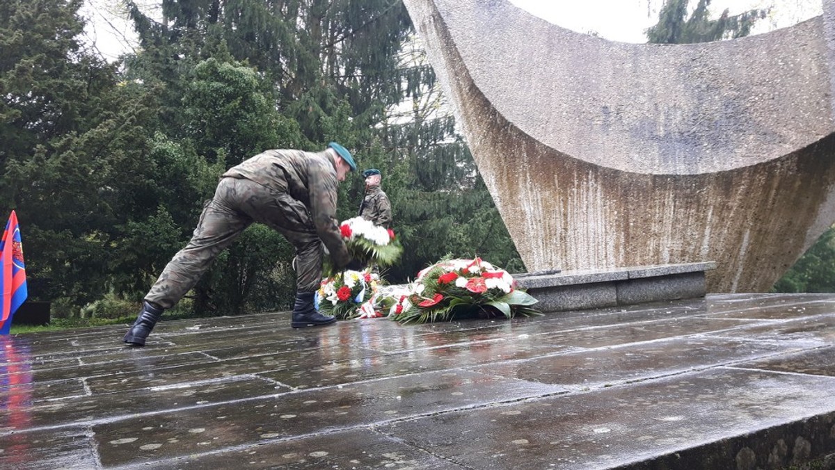 Pod Pomnikiem Braterstwa Broni na Cmentarzu Centralnym w Szczecinie odbyły się dziś uroczystości upamiętniające wydarzenia z 26 kwietnia 1945 roku. Dokładnie 71 lat temu do niemieckiego wówczas Stettina weszły wojska sowieckie.