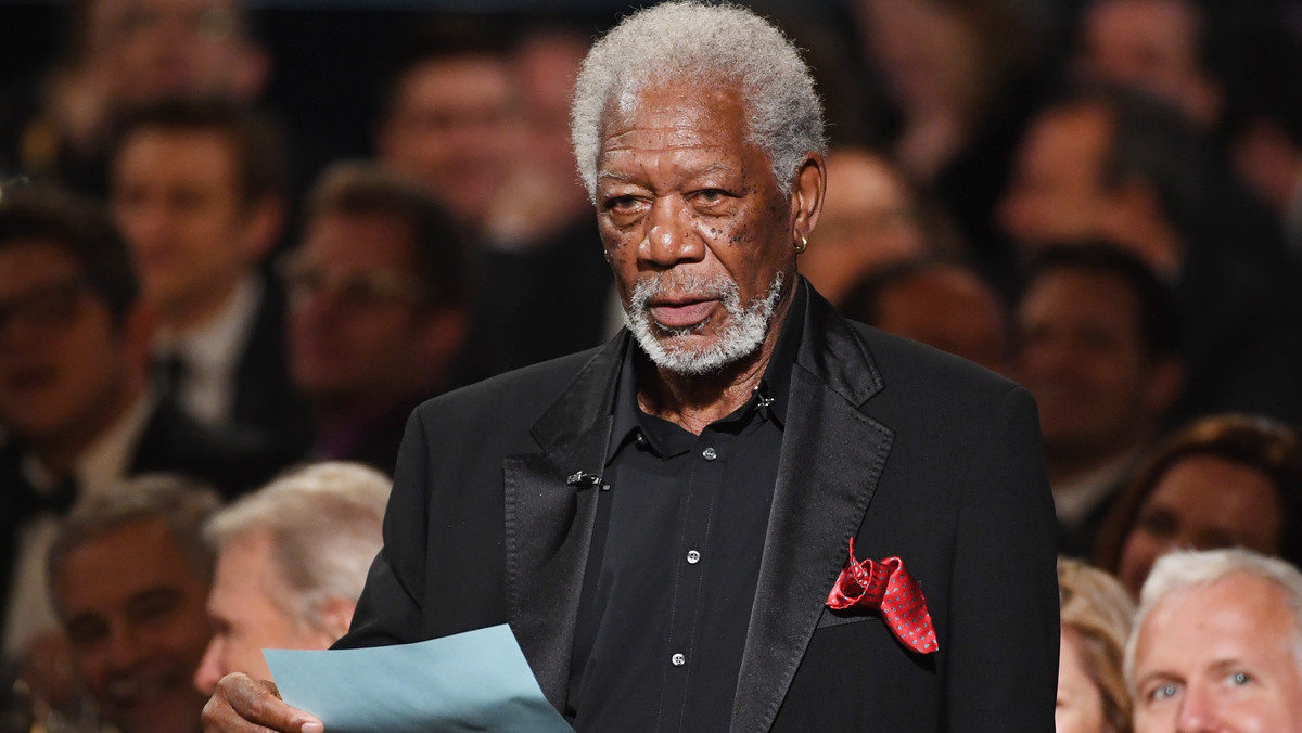 Morgan Freeman wrócił do pracy nad programem dokumentalnym "The Story of God". Aktor został zawieszony po tym, jak 16 osób - osiem kobiet i ośmiu mężczyzn - oskarżyło go o molestowanie seksualne. Wewnętrzne śledztwo National Geographic wykluczyło jednak molestowanie w związku z produkcją ich serialu.