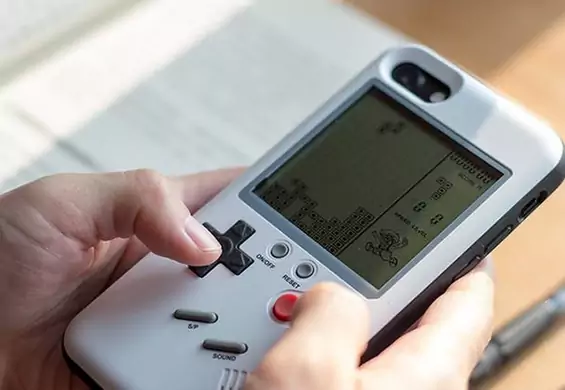 To etui do iPhone'a zmieni twój telefon w Game Boya. Pograj w węża lub tetris