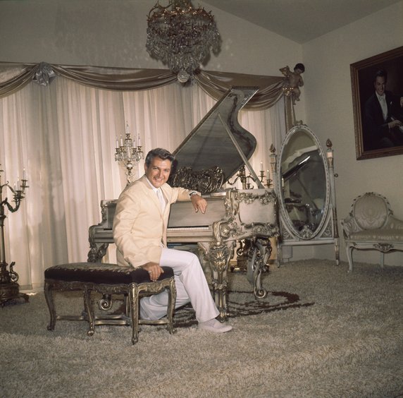 Liberace w swoim domu w Beverly Hills w 1961 roku