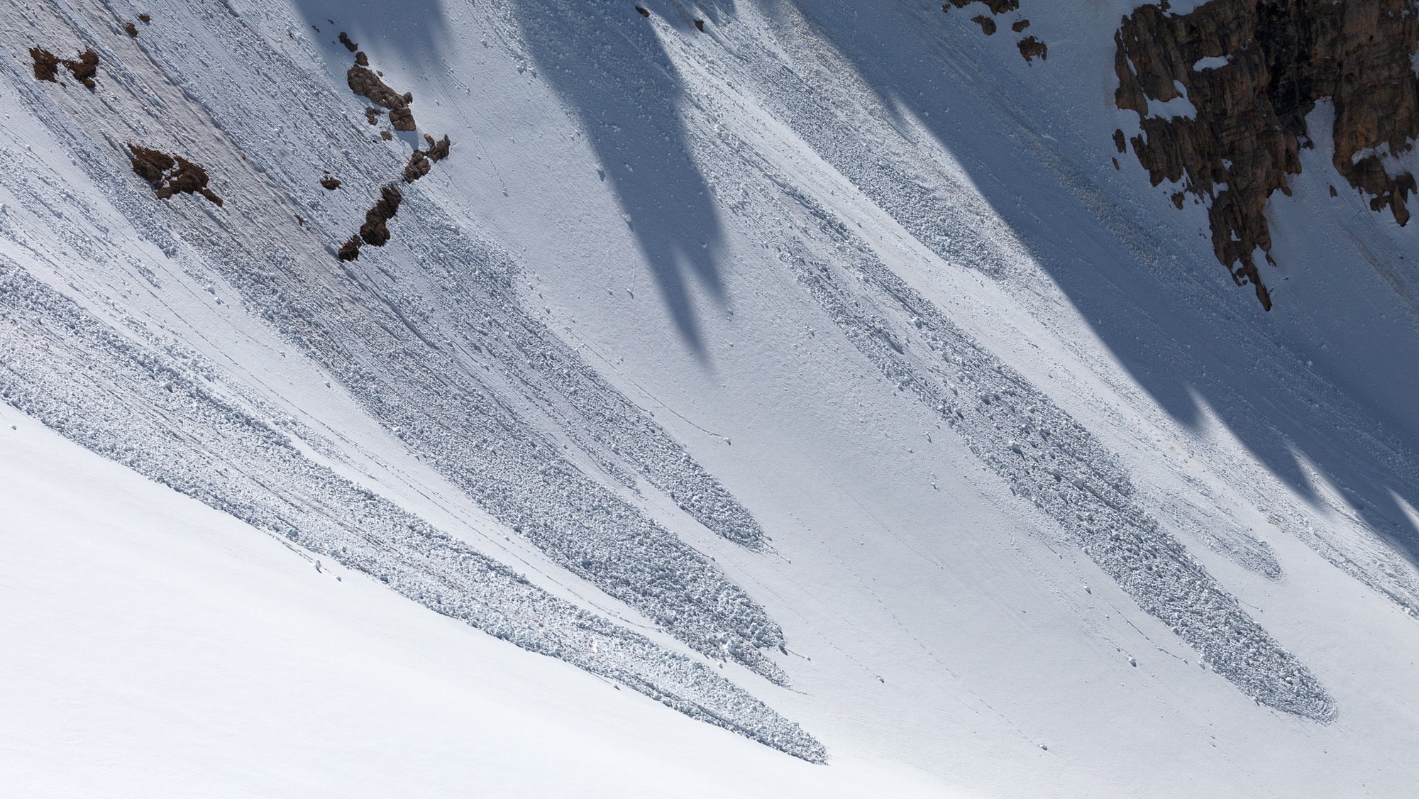 Lavína sa zosunula okolo 11.00 h nad dedinou Courmayeur (ilustračné foto).