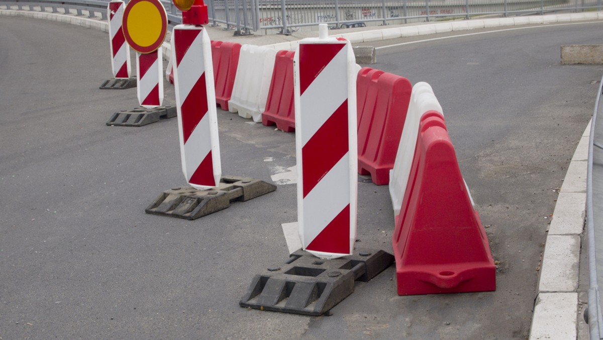 Przed Morawicą na drodze krajowej numer 73 trwa remont. Zdjęto asfalt, wprowadzono ruch wahadłowy, problem w tym, że kierowcy alarmują, iż na drodze prawie w ogóle nie ma robotników – informuje portal echodnia.eu.