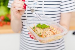 sałatka z jajkiem, szparagami i sosem miodowo-musztardowym na wielkano