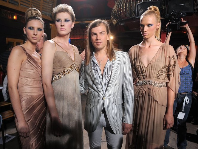 Uczestniczki Top Model na wybiegu: Michalina i Asia pozują z projektantem