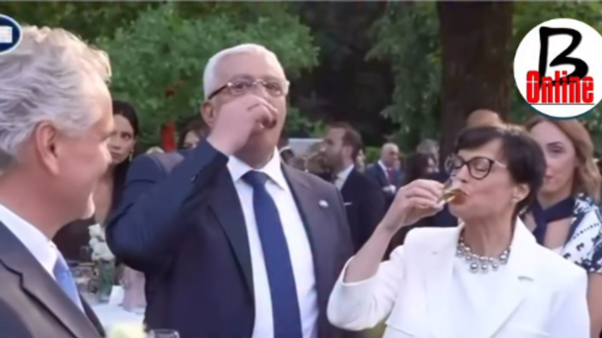 Andrija Mandić i Marta Kos ispijaju rakiju