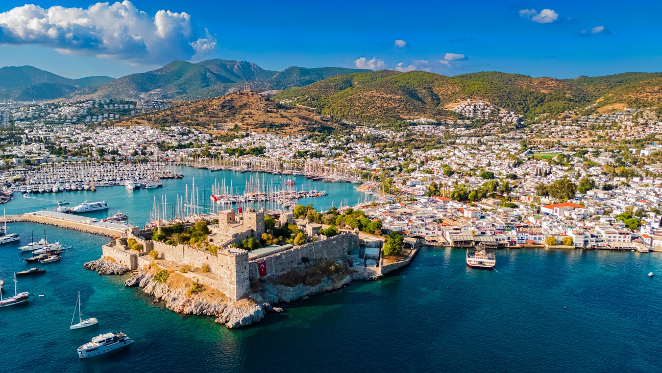 Letecký pohľad na panorámu mesta Bodrum v tureckej provincii Muğla.