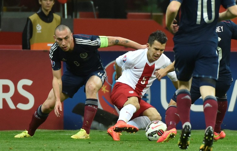 Polak Arkadiusz Milik (L) fetuje z Arturem Jędrzejczykiem (P) strzelenie bramki drużynie Szkocji na 2-2 podczas meczu eliminacyjnego piłkarskich mistrzostw Europy