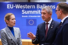 Czechy dołączają do "putinowskiej osi" w UE. "Niestety zmierzamy w kierunku wschodnim"