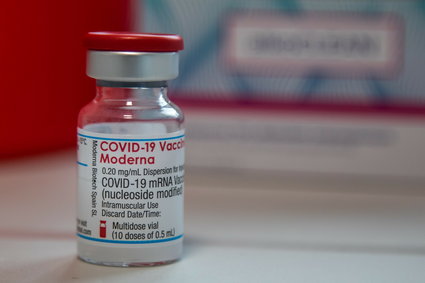 Trzecia dawka szczepionki? Moderna: chroni przed wariantami z Brazylii i RPA