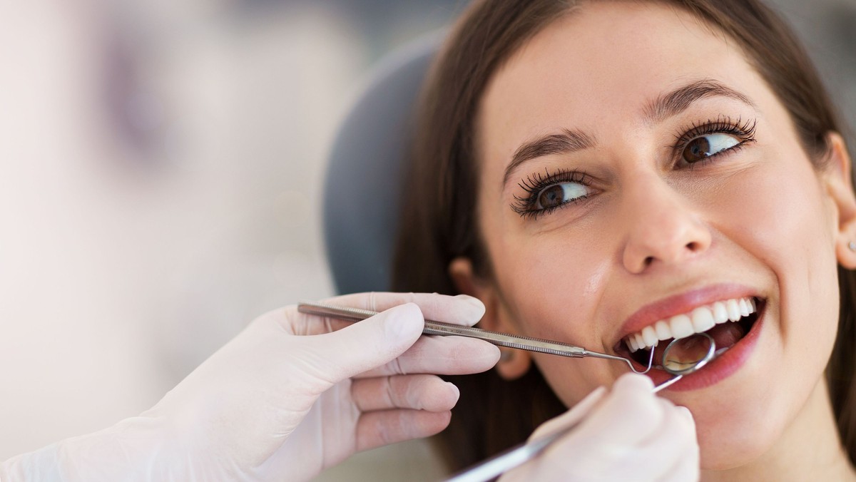 Dentysta Włożył Coś Do Dziury Po Zębie