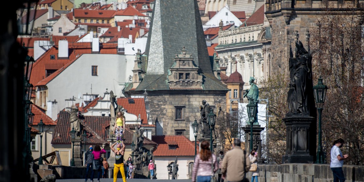 Czeski minister zdrowia poinformował w środę, że w Czechach nie doszło do przeciążenia szpitali i w dalszym ciągu są w nich wolne miejsca dla pacjentów chorych na COVID-19. Jednak stan wyjątkowy w kraju potrwa do końca kwietnia. Na początku tygodnia czeski parlament przedłużył go do 30.04 (obowiązuje od 12.03). 