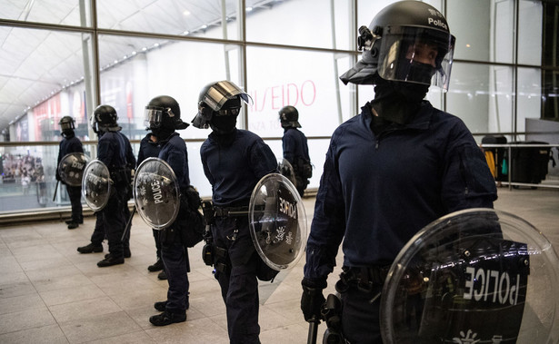 Transportety opancerzone chińskiej policji przy granicy z Hongkongiem. "To taktyka wojny psychologicznej"