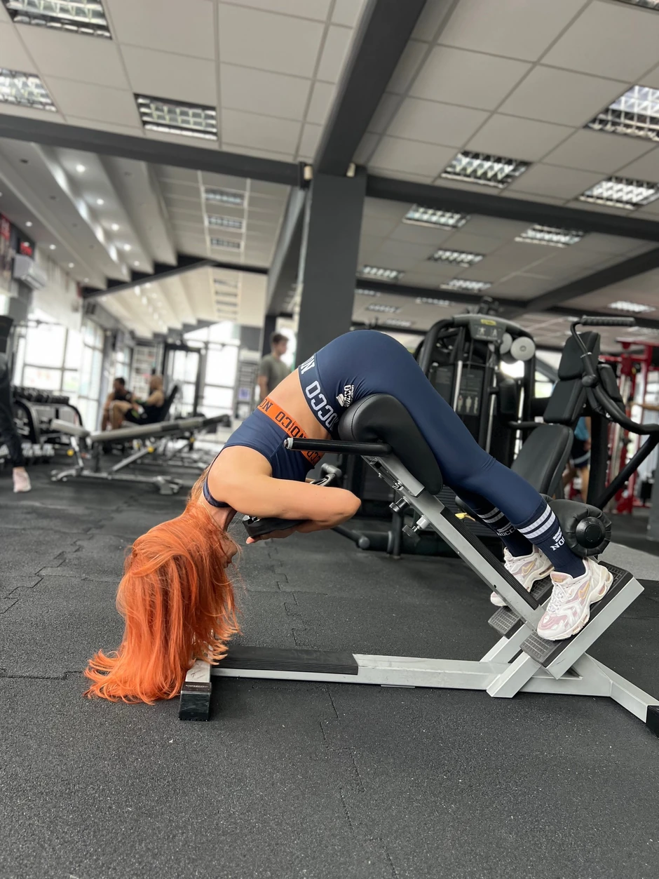 Hiperekstenzija za gluteus pokazuje koliko su neobični položaji tela kod treninga za gluteus