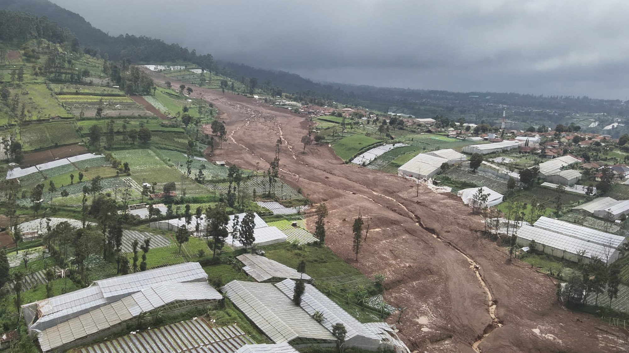 Indonézia po zosuvoch pôdy.