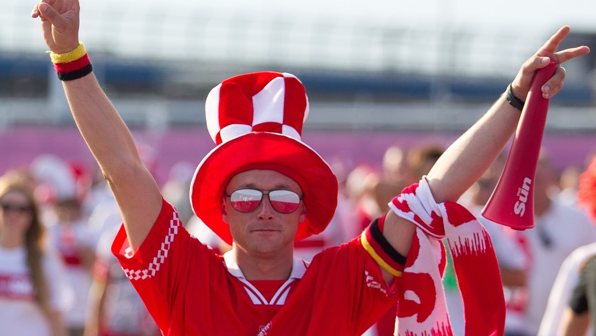 Obraz z ustawionego w plenerze telewizora, a dźwięk na żywo ze stadionu - taki sposób oglądania meczu Polska-Czechy zaplanowali niektórzy mieszkańcy wrocławskiej dzielnicy Kozanów, w której pobliżu znajduje się Stadion Miejski.