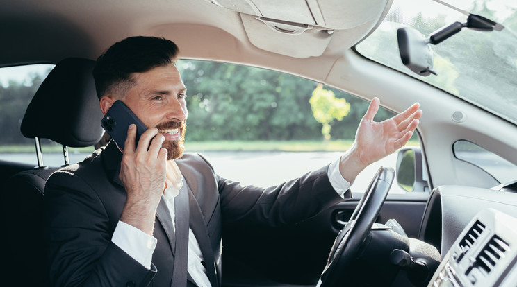 Telefonál vagy vezet, a kettő egyszerre szigorúan tilos / Fotó: Auto Bild