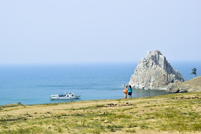 Turyści nad jeziorem Bajkał, Rosja