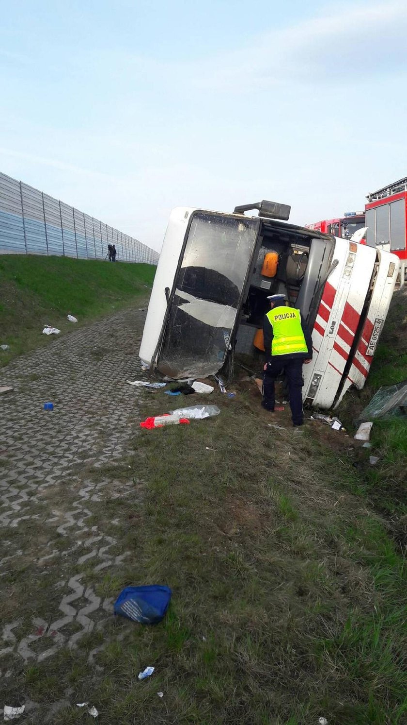 Wypadek autokaru na autostradzie A2. 18 osób rannych