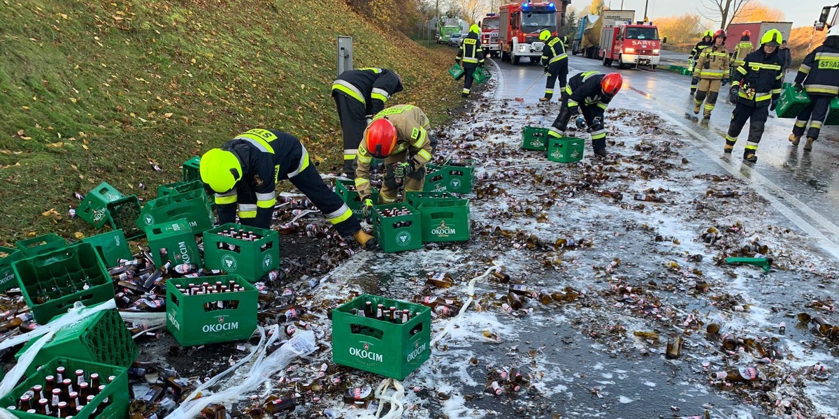 Butelki z piwem wypadły na drogę w Reczu.