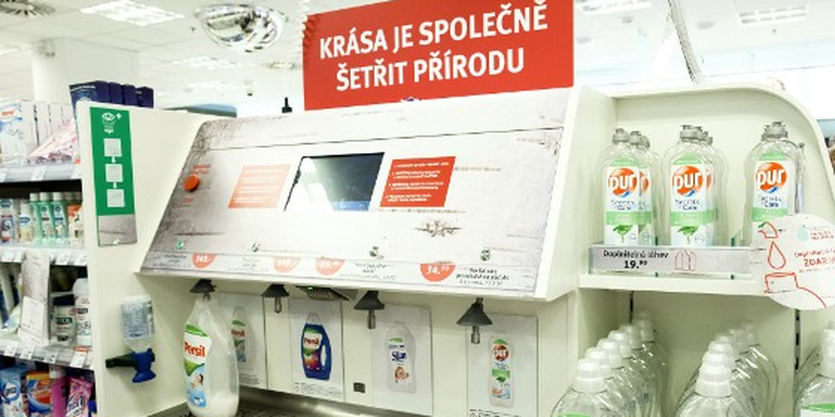Rossmann w wybranych czeskich sklepach – m.in. w Pradze, Brnie, Libercu – w listopadzie zainstalował specjalne automaty z produktami firmy chemicznej Henkel.