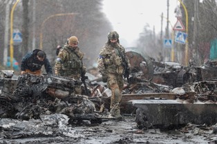 Bucza: 10 marca zdjęcia satelitarne miasta po raz pierwszy pokazały masowy grób