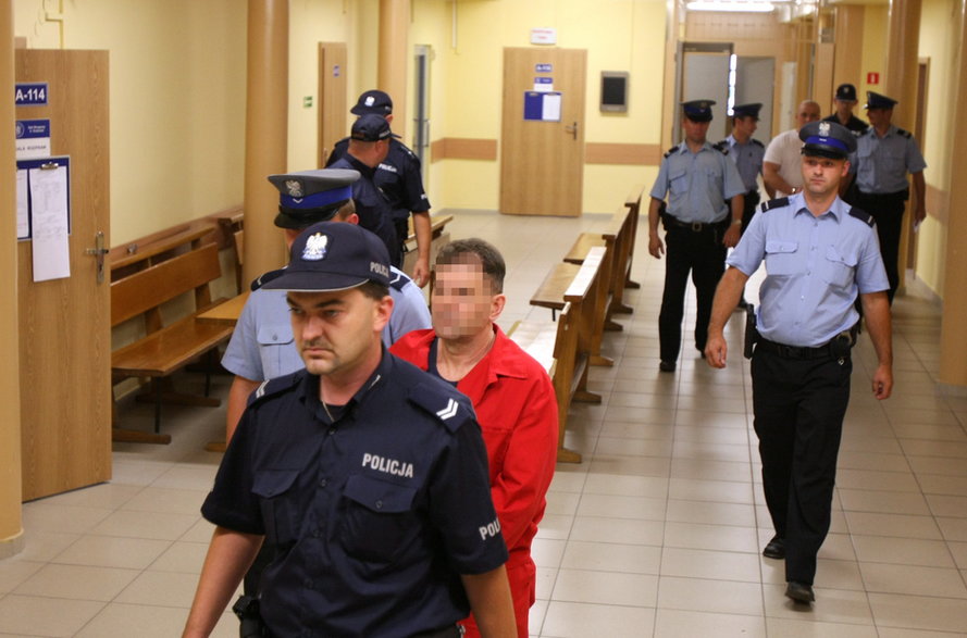 Tadeusz G. prowadzony pod eskortą policji na salę sądową w Sądzie Okręgowym w Krakowie, 12 lipca 2010 r.