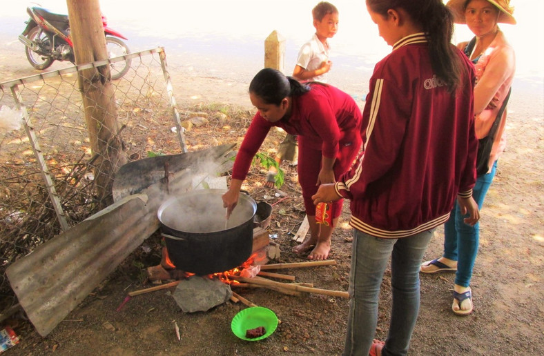 Nauczyciele ze szkoły w Angkor Borei przygotowują obiad dla kadry / aseanschool.info