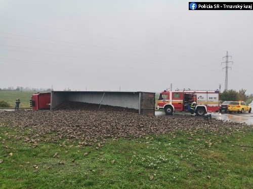 Po prevrátení sa takmer celý náklad vysypal na cestu.