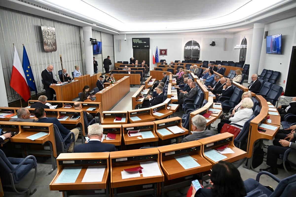 Senatorowie na sali plenarnej izby w Warszawie, Senat kontynuuje posiedzenie. W porządku obrad znajduje się informacja o wynikach działalności Centralnego Biura Antykorupcyjnego w 2023 r.