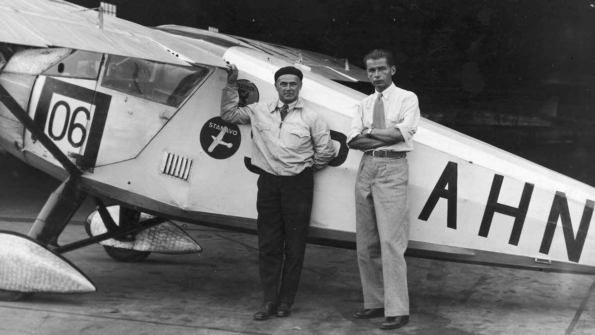 Pilot Franciszek Żwirko i konstruktor Stanisław Wigura 28 sierpnia 1932 r. zwyciężyli w największej międzywojennej imprezie lotnictwa sportowego - Międzynarodowych Zawodach Samolotów Turystycznych Challenge 1932 w Berlinie. Kilkanaście dni po tym tryumfie, 11 września 1932 r. obaj zginęli w katastrofie lotniczej.